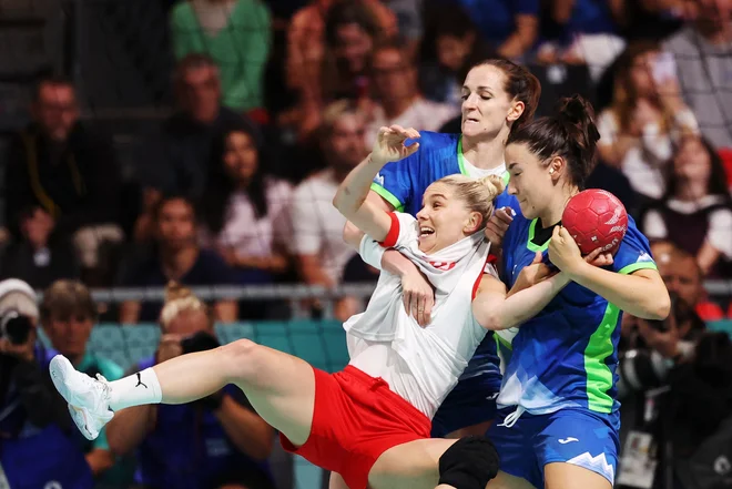 S petimi zadetki prvi strelki slovenske reprezentance Ana Gros in Tjaša Stanko sta se borili tudi v obrambi. FOTO: Eloisa Lopez/Reuters