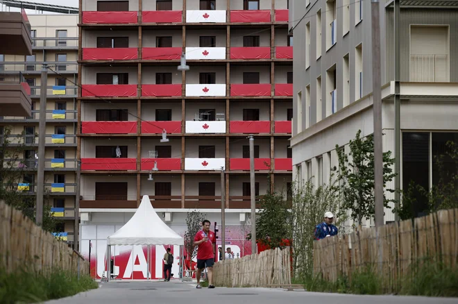 V olimpijski vasi v predmestju Pariza so se že pred tednom dni začeli zbirati športniki, spremljevalno osebje in prostovoljci. FOTO: Benoit Tessier/Reuters