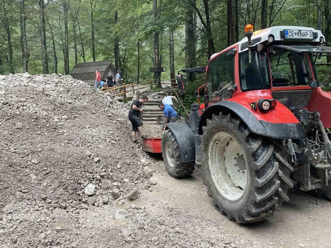 Študenti so takoj odhiteli na pomoč tudi v občino Solčava, kjer je neurje prejšnji teden zasulo cesto proti slapu Rinka. FOTO: arhiv ŠOUM