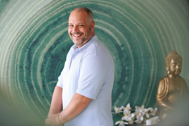 »Po eni strani se želijo ljudje pokazati kot premožni, v resnici pa imajo prazen hladilnik. To je današnja nepristna družba,« razmišlja Mark Žitnik Strle. FOTO: Osebni arhiv