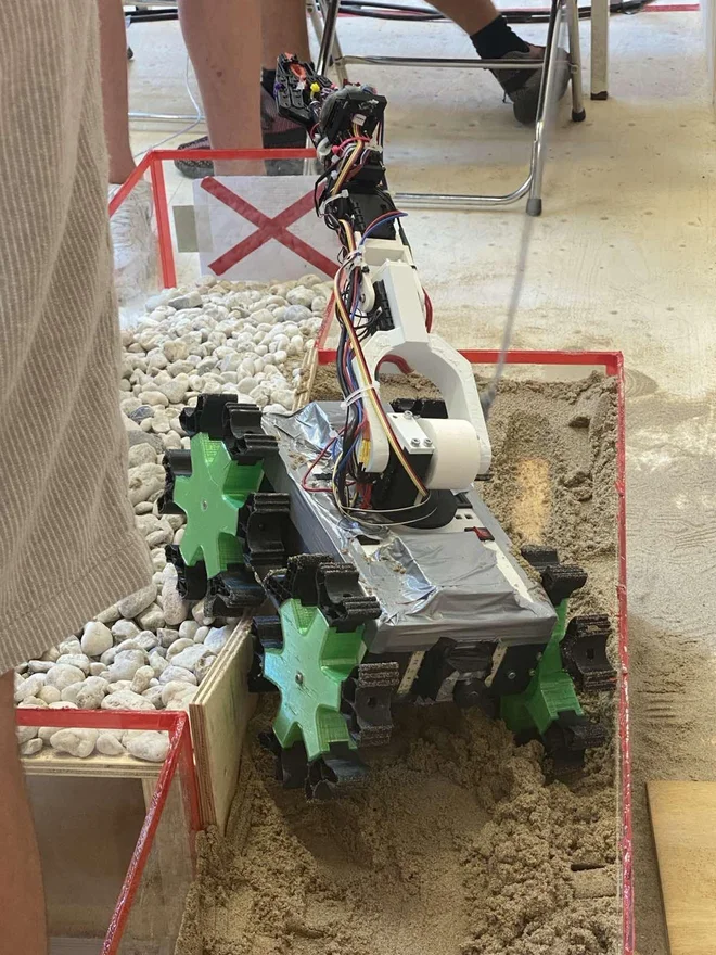 Reševalni robot, ki je prepričal komisijo.
FOTO: ŠCC
