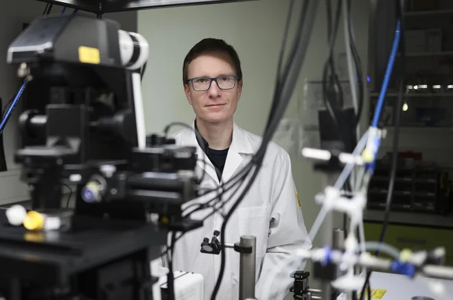Matjaž Humar z Instituta Jožef Stefan je prepričan, da bodo laserji iz bioloških snovi kmalu komercialno uporabni. FOTO: Jože Suhadolnik