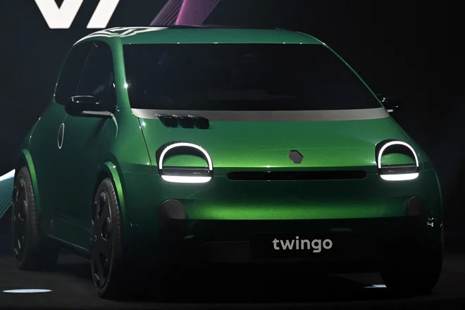 Vsi verjemajo, da bo novi twingo po videzu tak kot koncept iz lanske jeseni, ki močno spominja na prvi model.

FOTO: Miguel Medina Afp