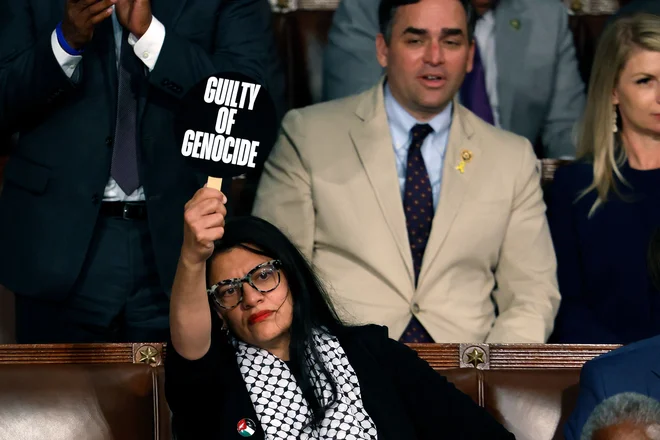 Rashida Harbi Tlaib Netanjahujevemu govoru ni ploskala. Pozdravila ga je s tablico, na kateri je pisalo: kriv genocida. Vojni zločinec. FOTO: Anna Moneymaker/Getty Images/AFP