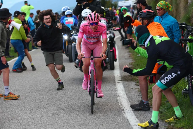 Dvajseta etapa letošnje dirke po Italiji, ko je Tadej Pogačar ob poti zelo osrečil dečka iz Italije. FOTO: Luca Bettini/AFP