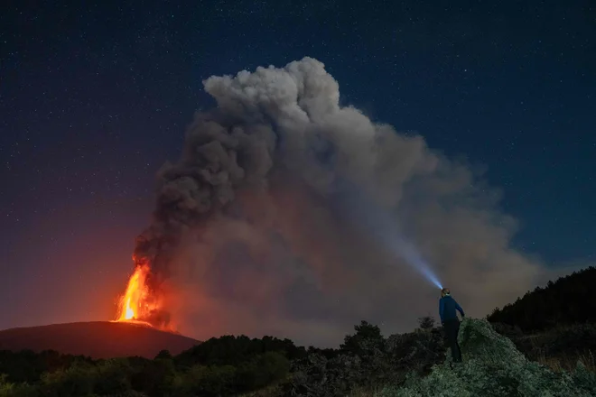 Zaradi izbruha ognjenika Etna so v sredo začasno zaprli letališče v sicilskem mestu Catania. V zadnjih dneh je vulkan okrepil svojo aktivnost, saj pogosto bruha pepel in lavo, kar predstavlja nevarnost za letalski promet. FOTO: Giuseppe Distefano/Afp