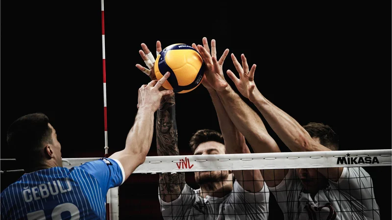 Veliko slovenskih in kanadskih rok in prstov, tudi Klemna Čebulja, na koncu pa bodo olimpijska odličja pograbile le tri reprezentance. FOTO: volleyballworld