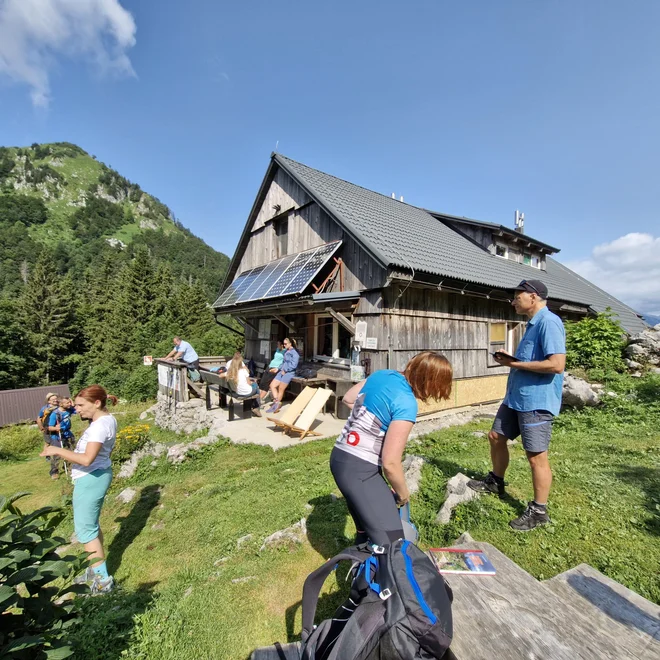 Orožnova koča na Planini za Liscem pod Črno prstjo ni bila naključno izbrana za prizorišče prikaza projekta, saj oskrbnik Franci Beguš z desetodstotnim popustom na hrano, pijačo in prenočitev nagradi obiskovalce, ki za obisk koče uporabijo javni prevoz. FOTO: Borut Tavčar/Delo