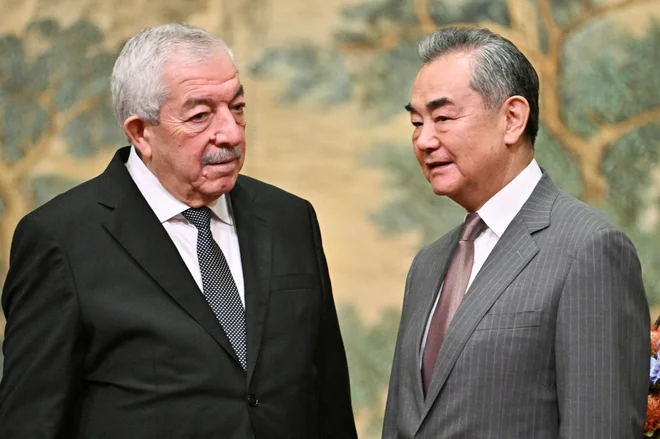 Kitajski zunanji minister Wang Yi (desno) je ta teden, med drugim, posredoval pri sklenitvi sporazuma o nacionalni enotnosti med Hamasom in Fatahom. FOTO: Pedro Pardo/Reuters