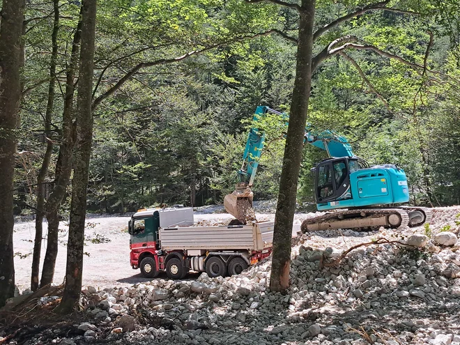 Na koncu doline, kjer se začne vzpon proti slapu Rinka, je materiala še zelo veliko. Bagri nenehno delajo, tovornjaki ves čas vozijo. FOTO: Špela Kuralt