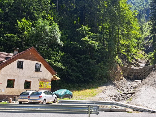 Hišo, ki je v Solčavi edina predvidena za odstranitev, je lani zasul plaz ob hudourniku, ki je danes zgolj majhen potoček. FOTO: Špela Kuralt