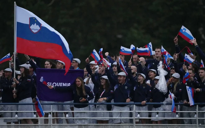 Slovenski športniki so veselo zapluli po Seni, tudi dež jim ni prišel do živega. FOTO: Aleksandra Szmigiel/ Reuters