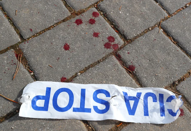 Policisti so opravili ogled, ki sta se ga udeležila tudi dežurni preiskovalni sodnik in državni tožilec, in nadaljujejo z intenzivno kriminalistično preiskavo. Fotografija je simbolična. FOTO: Dejan Javornik