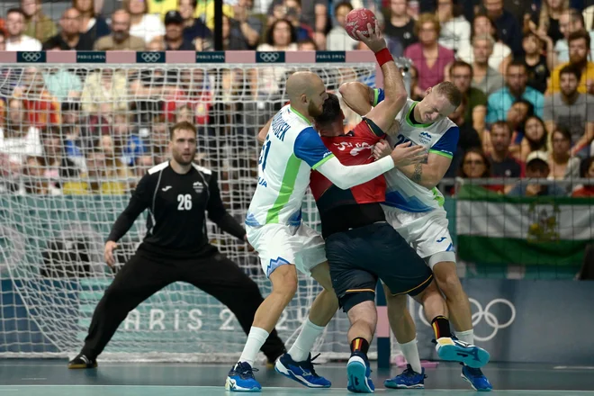 Iz dobre obrambe lahko Slovenci črpajo optimizem za nadaljevanje turnirja. FOTO: Aris Messinis/AFP