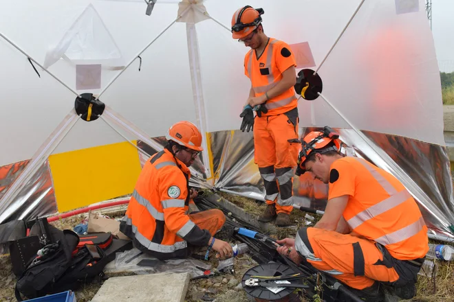 Zaposleni so vso noč delali v zahtevnih razmerah in dežju, da bi kar se da izboljšali prometno zmogljivost najbolj obljudenih železniških relaci. FOTO: Jean-francois Monier Afp