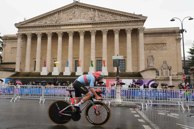 Remco Evenepoel si med vožnjo ni imel časa ogledati pariških znamenitosti, zanimalo ga je le zlato. FOTO: Dimitar Dilkov/AFP