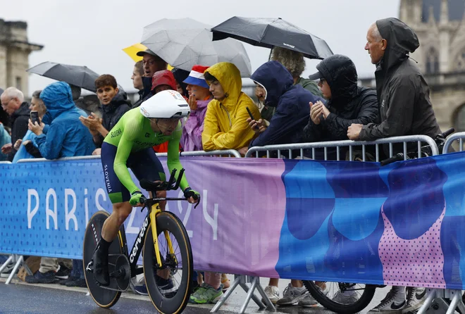 Tratnik je vozil v dežju in nič prav poletnih temperaturah. FOTO: Piroschka van de Wouw/Reuters