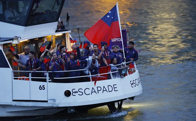 Športniki iz Samoe, na fotografiji ob slovesnem odprtju olimpijskih iger, so zaradi smrti v svojem taboru doživeli boleč udarec. FOTO: Jevgenija Novoženina/Reuters