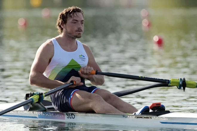 Veslač Isak Žvegelj je odlično opravil poprvani izpit in se zanesljivo uvrstil na torkov četrtfinalno tekmo enojcev. FOTO: Bertrand Guay/AFP