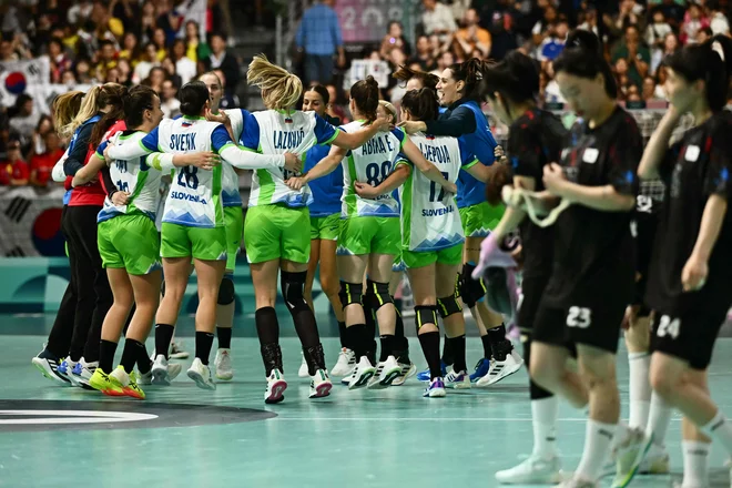Slovenske rokometašice so z odlično igro dosegel zgodvinsko prvo zmago na olimpijskih igrah. FOTO: Aris Messinis/AFP