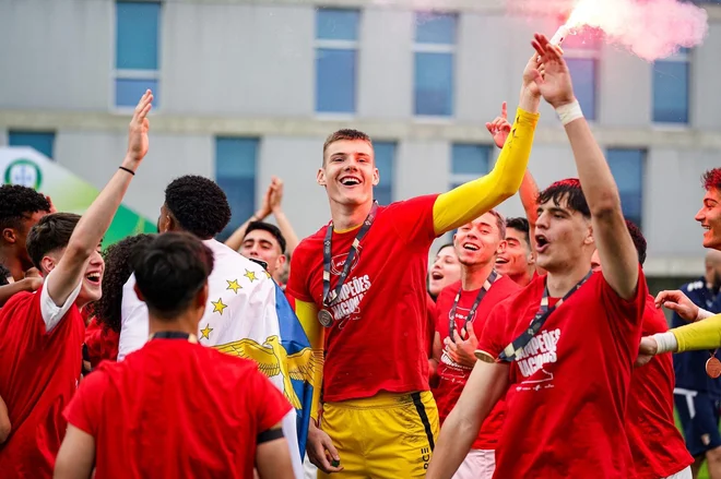 Tai Žnuderl je bil v moinuli sezoni eden od velikih junakov mladinskega moštva pri osvojitvi naslova portugalskega prvaka. Braga je bila tretjič v zgodovini kluba boljša od trojčka velikanov, Benfice, Porta in Sportinga. Foto Osebni Arhiv