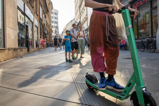 Tudi uporabniki e-skirojev se velikokrat ne zavedajo nevarnosti. FOTO: Voranc Vogel/Delo