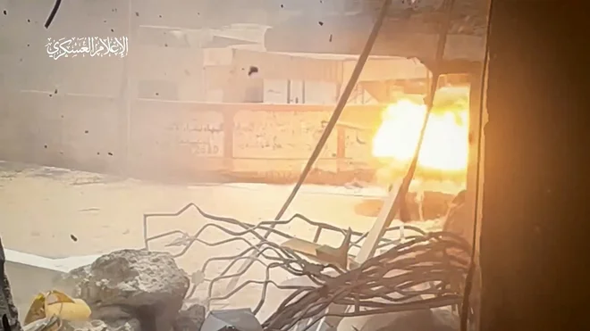 Eksplozija izraelskega tanka FOTO: Hamas military eing via Reuters