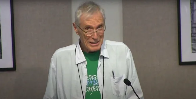 »Pesmi ne preberemo, da bi našli smisel življenja, prav nasprotno,« je poudarjal Mark Strand (na fotografiji med predavanjem na Sewanee Writers' Conference leta 2013). FOTO: zajem zaslona