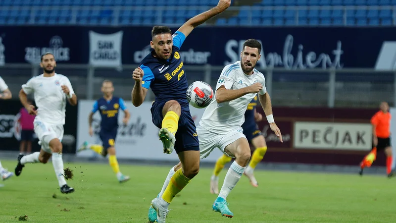 Slovanov Ljubljančan Kenan Bajrić (desno) je steber obrambe pri slovaškem prvaku in je bil v prvi tekmi zmagovalec dvoboja z najboljšim celjskim strelcem Aljošo Matkom. FOTO: Leon Vidic/Delo
