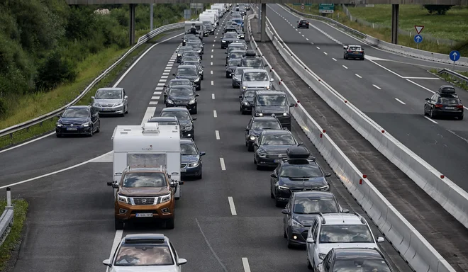 Pustiti je treba prostor za intervencijska vozila. FOTO: Blaž Samec/Delo