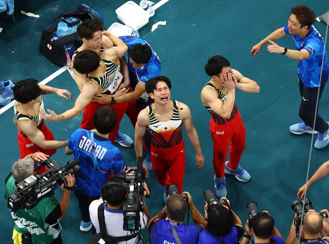 Japonce so premagala čustva. FOTO: Athit Perawongmetha/ Reuters