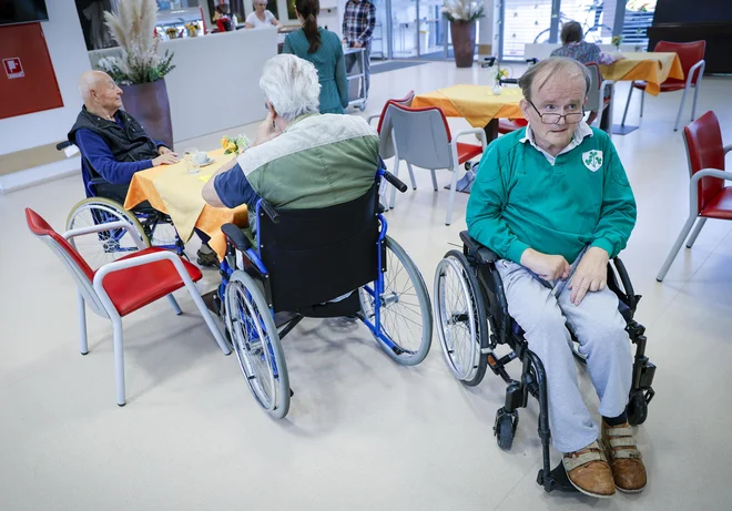 Posamezni izvajalci imajo višje stroške, kot jim je priznano v ceni zdravstvene nege v DSO, zato v SSZS ocenjujejo, da se sistem sesuva. Foto Jože Suhadolnik