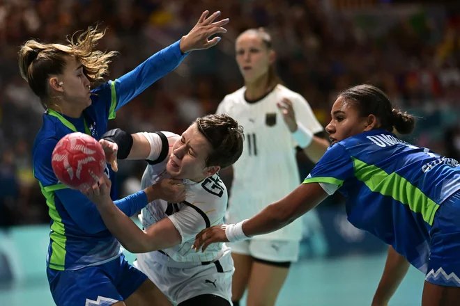 Alina Grijseels in druge Nemke so bile premočne tekmice za Nino Spreitzer, Elizabeth Omoregie in druge Slovenke. FOTO: Damien Meyer/AFP