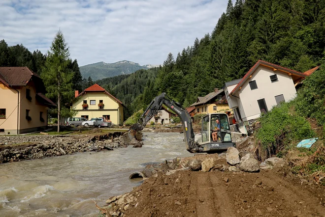Še nekaj dni po ujmi je Savinja tekla v dveh strugah. FOTO: Blaž Samec/Delo