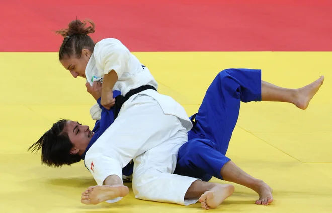 Andreja Leški je v uvodnem dvoboju z iponom ugnala Gruzinko Eter Askilašvili. FOTO: Kim Kyung-hoon/Reuters