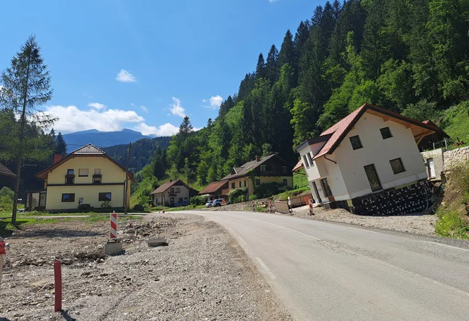 Po enem letu je Savinja v svoji običajni strugi, tam, kjer je bila lani še ena struga, je spet cesta. FOTO: Špela Kuralt