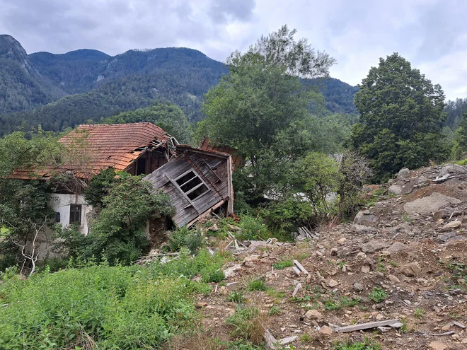 Tudi leto po ujmi območje ostaja skoraj nedotaknjeno. To je vse, kar je ostalo od stare domačije, v kateri je bila rojena Marjeta. FOTO: Špela Kuralt/Delo