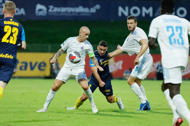 Slovanov kapetan Vladimir Weis (levo v belem dresu) in drugi nogometaši slovaškega prvaka so do prepričljive zmage nad Celjani prišli z igralcem več. FOTO: Leon Vidic/Delo