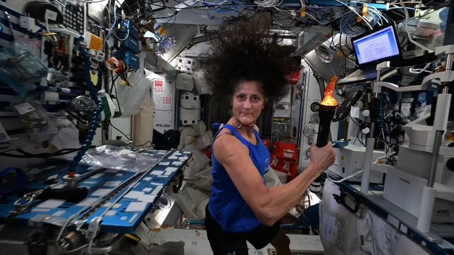 Suni Williams z olimpijsko baklo FOTO: Nasa
