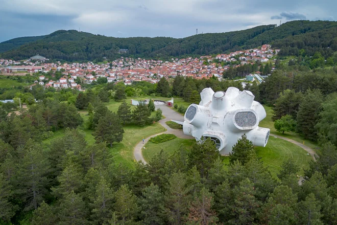 Poleg glavne trase se je mogoče zapeljati tudi po drugi trasi, dolgi okoli 250 kilometrov. Ta vodi skozi Čepovan, Postojno, Pivko in čez Volovjo reber. FOTO: Matevž Hribar