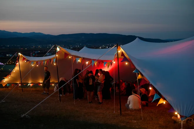 AFP je v podpisu pod to fotografijo navedel, da ko si enkrat tam, sploh ni razlike s festivali, kot sta Coachella ali Glastonbury. FOTO: Armend Nimani/AFP