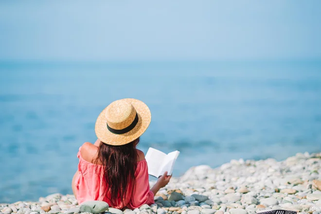 Poletje je čas, ko lahko človek manično srka zgodbe. FOTO: Shutterstock