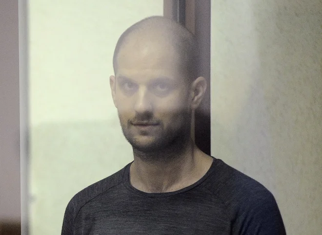 Čeprav še ni povsem jasno, kdo vse bo na letalu, ki bo z Zahoda peljalo ujetnike na izmenjavo z Rusi, analitiki v ZDA, kjer je izmenjava ujetnikov velika tema tudi zaradi novinarja časnika Wall Street Journal Evana Gershkovicha, ocenjujejo, da bo tokratna izmenjava ena od večjih po koncu hladne vojne. FOTO: Dmitry Chasovitin/Reuters