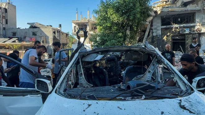 Novinar Al Jazeere Ismail al Gul in njegov snemalec Rami al Refe sta bila ubita v izraelskem napadu. FOTO:  Ayman Al Hassi/Reuters