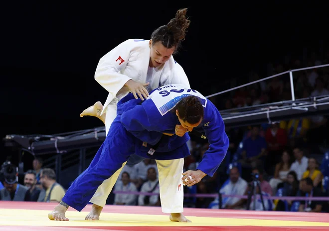 V prvem krogu je bila od Metke Lobnik boljša kosovska judoistka Loriana Kuka. FOTO: Kim Kyung-hoon/Reuters