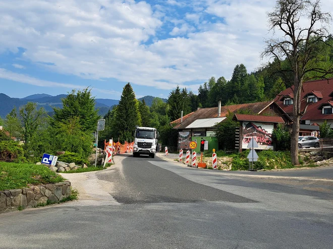 Po celotni Savinjski dolini so vsakih nekaj kilometrov semaforji, saj promet poteka samo po enem voznem pasu zaradi sanacije. FOTO: Špela Kuralt/Delo
