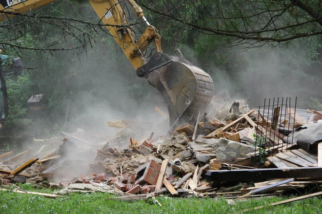 Jasno je, da več tisoč črnih gradenj po Sloveniji ni mogoče kar porušiti. Ne nazadnje večina takšnih stavb lastnikom predstavlja dom. FOTO: Boštjan Fon