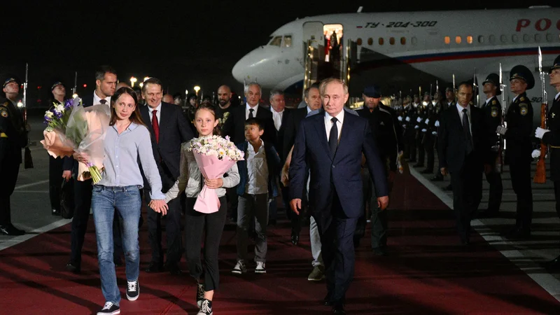 Predsednik Vladimir Putin je izpuščene ruske agente pričakal na rdeči preprogi. Pred štirimi desetletji je bil tudi sam vohun. FOTO: Kiril Zikov/AFP