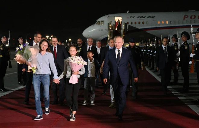 Predsednik Vladimir Putin je izpuščene ruske agente pričakal na rdeči preprogi. Pred štirimi desetletji je bil tudi sam vohun. FOTO: Kiril Zikov/AFP