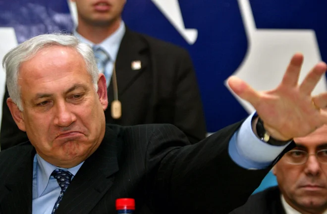 Benjamin Netanyahu 2006, ko je še naskakoval dolgoletno oblast.
FOTO: Gil Cohen Magen/ Reuters Pictures